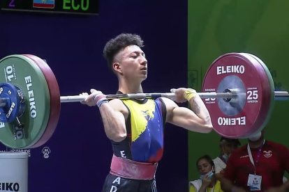 Alexis Endara, pesista nacido en Ambato, levanta sus brazos en señal de júbilo tras su éxito en suelo mexicano.