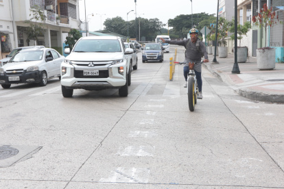Trazado. La falta de señalética dificulta el paso en las rutas de Guayaquil. Los ciclistas tienen que adoptar el rol de vigilantes para intentar tener algo de seguridad.