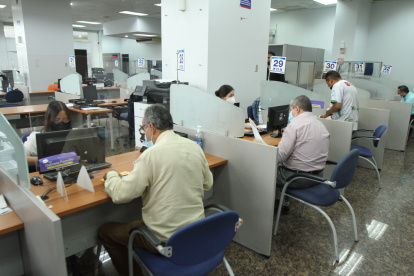 Trámites. Ciudadanos realizan diligencias en las instalaciones del Servicio de Rentas Internas (SRI).
