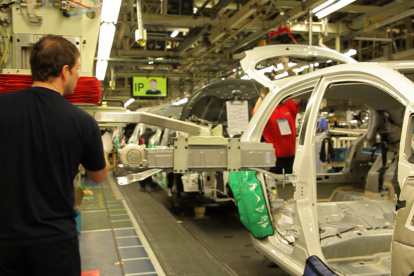 Industria.- El trabajo realizado en una ensambladora de carros.