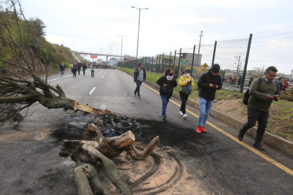 Ciudadanos caminan a sus trabajos por los cierres provocados por el Paro.