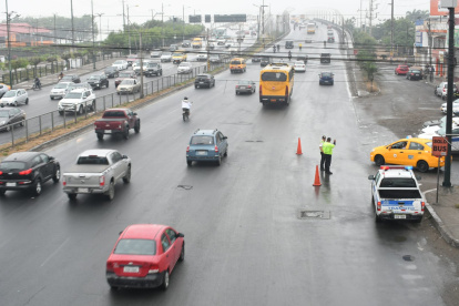 Bomberos se agolparon en el puente de la Unidad Nacional, que conecta Guayaquil y Durán para precautelar el orden.