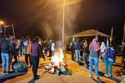 En las primeras horas de la movilización, dirigentes de la Conaie bloquearon la vía Puyo - Tena.