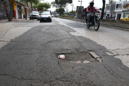 Tramos de la calle Benjamín Carrión han venido siendo reparados desde hace varias semanas