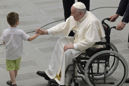 El Papa Francisco saluda a un niño durante una audiencia en el Vaticano el pasado 11 de junio