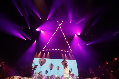El cantante colombiano Camilo arranca en la noche de este domingo en Pamplona la gira española "De adentro pa afuera tour" en el Navarra Arena.
