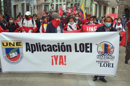 El magisterio ha realizado varias jornadas de marchas y plantones para exigir la equiparación salarial.