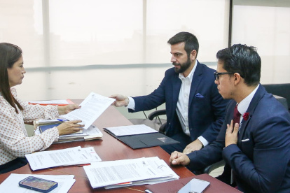 El gobernador del Guayas, Pablo Arosemena entregó el documento personalmente.