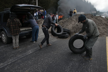 Grupo de más de personas bloquearon la vía con tierra y llantas.