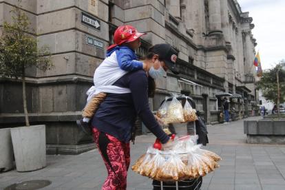 Los trabajadores informales laboraron este 13 de junio de 2022 pese a las protestas.