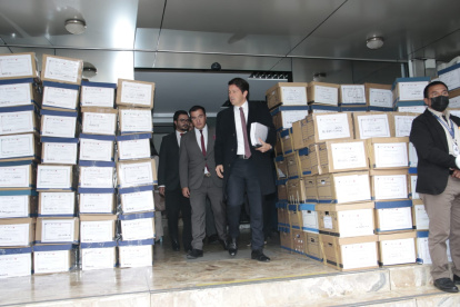 El ministro de Gobierno, Francisco Jiménez, llego con las cajas de documentos.