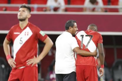 Los jugadores peruanos se lamentan tras la derrota en la repesca contra Australia