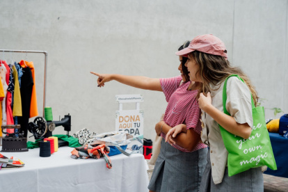 Los estudiantes del Alemán Humboldt se alistan para la realización del bazar.