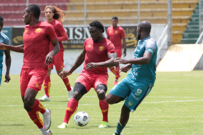 Roberto Ordóñez disputó sus primeros minutos de esta temporada con Aucas. Saltó a la cancha tras siete meses de ausencia.