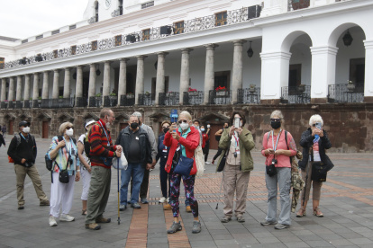 Escenario. Mientras se desarrollaban las movilizaciones, Carondelet tenía turistas.