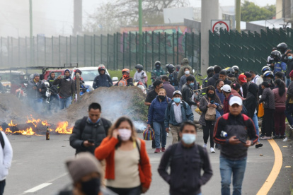 Caminata. Hasta más de dos horas tuvieron que caminar varias personas que se dirigían a Quito desde algunas parroquias rurales del norte.