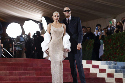 Kim Kardashian y Pete Davidson posan en la alfombra roja de la Met Gala 2022 en Nueva York (EE.UU.), el pasado 2 de mayo