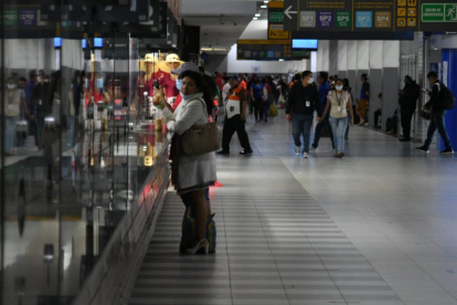 En la Terminal Terrestre de Guayaquil, viajeros no pudieron salir hacia sus destinos debido al cierre de vías por el paro nacional.