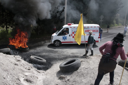 Ciudadanos intentan llegar a varios puntos de la sierra centro por esta vía, pero desde ayer es imposible. Los comuneros se niegan a permitir el paso.