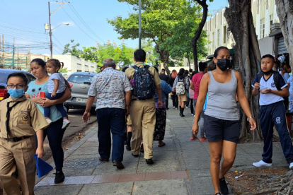 Los padres de familia llevan a sus hijos al colegio y los van a ver a la salida para evitar que sean víctimas del hampa.