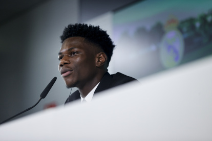 El nuevo futbolista francés del Real Madrid Aurélien Tchouaméni este martes durante su presentación oficial con el club en la Ciudad de Valdebebas en Madrid