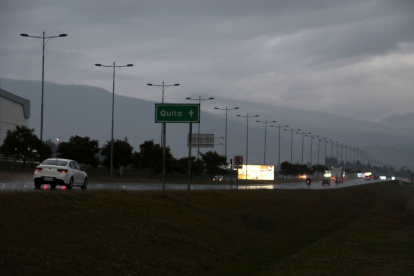 La falta de alumbrado público en las autopistas de ingreso a Quito dificultan el tránsito vehicular
