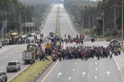 Miembros de comunidades indígenas obstaculizaron la vía en los sectores de Romerillo y el Chasqui, Latacunga.