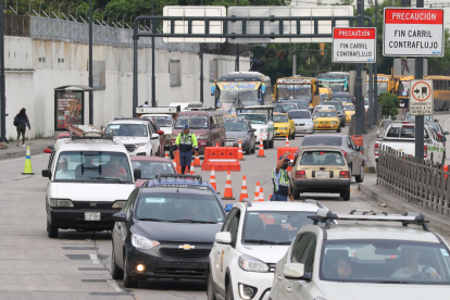 En la imagen. Se ve la hilera de autos que ahora integran el sentido Guayaquil-La Puntilla, en la Pedro Menéndez.