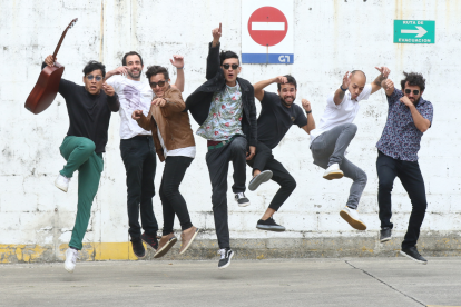 Buena onda.  Eduardo Ballén, Kike Romero, Rubén Burgos, Ezequiel Noboa, Luis Sáenz, Harry Game y Luis Alberto Illescas.