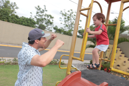 Momentos. En los días de descanso laboral, el parque y los juguetes del pequeño Alonso son el plan ideal.