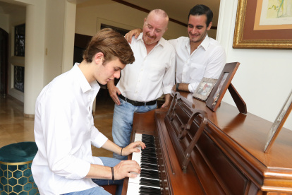 El asambleísta Guido Chiriboga y dos de sus tres hijos disfrutan de la música juntos.
