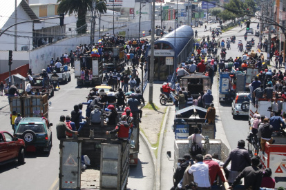 Marcha. Cientos de indígenas llegaron a Quito para continuar con la protesta. Se movilizaron en camiones con las placas cubiertas.