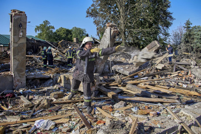 Estamos viendo una cantidad desproporcionada de abusos de los rusos en comparación con las fuerzas ucranianas, pero cualquier esfuerzo internacional de rendición de cuentas debe centrarse en ambos bandos", afirmó en rueda de prensa la embajadora estadounidense para la Justicia Penal Global, Beth Van Schaack.