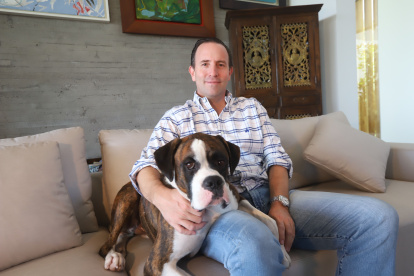 Patricio Alarcón, junto a su perro Mufasa, posando para el lente de EXPRESIONES.