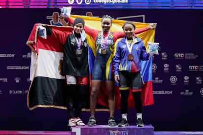 Palacios con las integrantes del podio de los 59 kg: Dubarney Sinisterra de Colombia (c), oro, y Hanin Elsayed de Egipto (i), bronce.