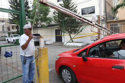 Debido a la inseguridad, varias manzanas de La Garzota están cerradas con puertas tipo pluma que son levantadas por guardianes, a quienes los habitantes les pagan un sueldo básico.