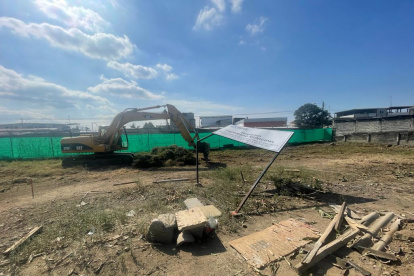 Obra. Los trabajos de limpieza ya en el sitio donde se levantará la obra.