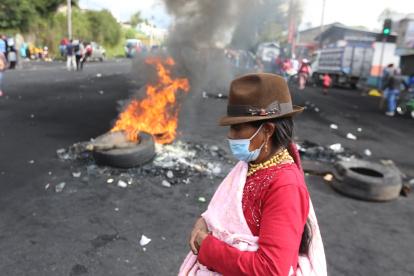 Escenario. Manifestantes quemaron llantas en el medio de la vía para bloquear la circulación de vehículos.