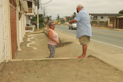 Aceras. En el vecindario, apenas unas viviendas tienen aceras y porque las familias las han construido, y eso dificulta la movilidad. La comunidad exige al Cabildo que atienda esa necesidad