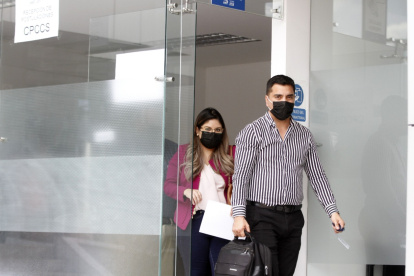 La consejera María Fernanda Rivadeneira llegó a la matriz del CNE para entregar los documentos de postulación.