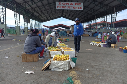 Ambato. Productores rematan sus cosechas ante la paralización que impide movilizar los cargamentos.