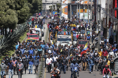 Manifestantes. Cientos de indígenas y comuneros llegaron a Quito ayer.