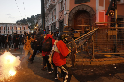 La macha de los estudiantes que empezó en el parque El Arbolito terminó en la iglesia de Santo Domingo con algunos disturbios