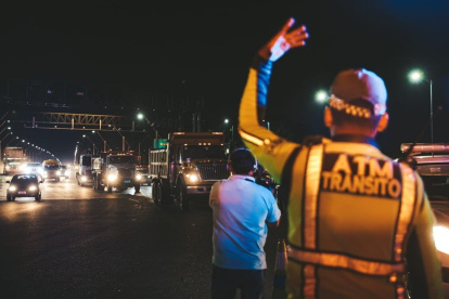 Se desconoce por cuánto tiempo permanecerán allí las volquetas que cierran el paso