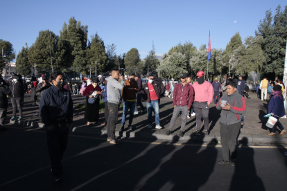 Resguardado el Mercado Mayorista por policías ante las protestas.