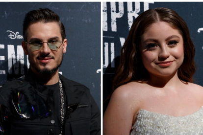 Pipe Bueno (i) y a la actriz y cantante mexicana Karol Sevilla, durante una alfombra roja