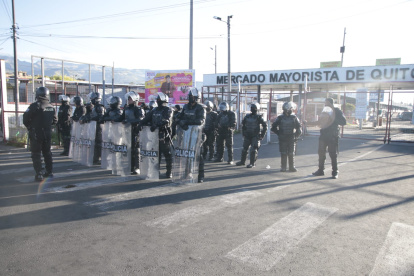 Control. La Policía resguarda los exteriores del Mercado Mayorista. Los comerciantes se han sumado al paro.