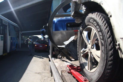 Cerca de las 10:00 el vehículo era retirado por una grúa.
