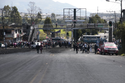 Hasta el medio día, la avenida Simón Bolívar, en el sector de La Argelia y San Martín de Porres, estaba cerrada. Protestantes quemaban neumáticos y obstruían el paso con ramas de árboles.