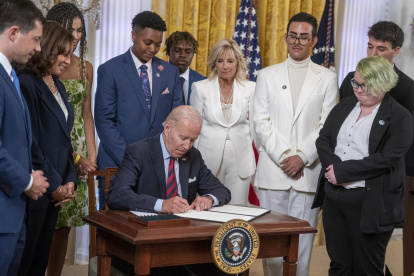El presidente de los Estados Unidos, Joe Biden, participa en una ceremonia de firma de una orden ejecutiva sobre el avance de la igualdad para las personas LGBTQI+